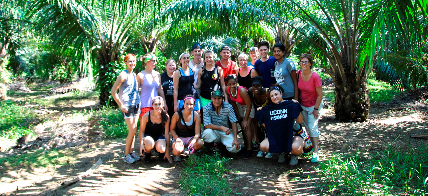 group of study abroad students in Costa Rico