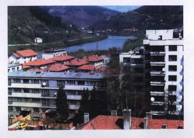 Buildings in Foča in front of a river. 
